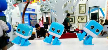 萝卜立方、产品模式与吴恩达的洞察 为何独立AI意义有限，而教育产业才是关键